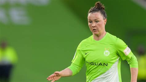 Dfb Frauen Marina Hegering Verl Ngert Vertrag Beim Vfl Wolfsburg