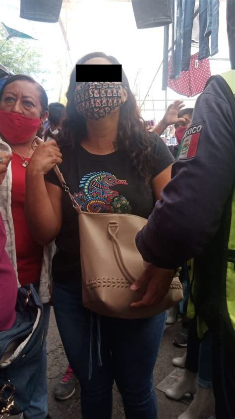 Detienen a mujer carterista en el tianguis del mercado Benito Juárez en