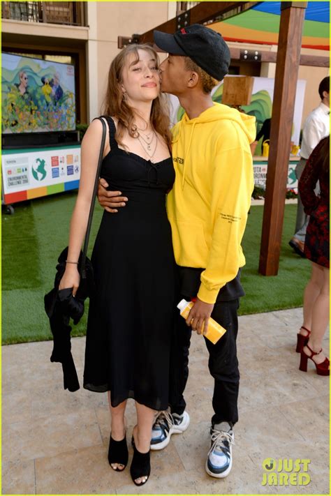 Photo Jaden Smith Odessa Adlon Cozy Up At Environmental Media Awards