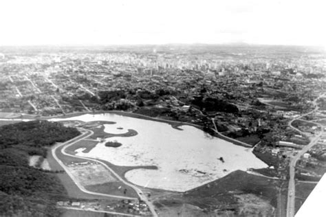 A imagem aérea retrata o Parque Barigui um dos maiores da cidade