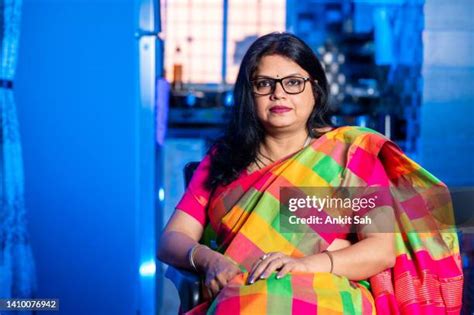 Middle Class Indian Woman Photos Et Images De Collection Getty Images