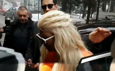 Vratila Se Iz Kine Ovako Jelena Karleu A Izgleda Kada Tegli Kese Iz