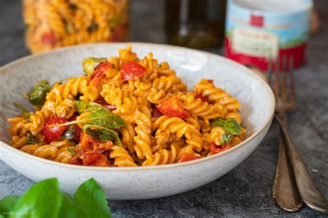 Italienischer Nudelsalat Mit Rotem Pesto Rezept Tastybits De