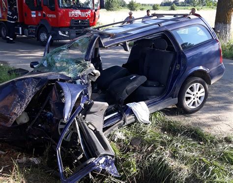 Grav accident rutier Un autoturism s a izbit de un copac O persoană a