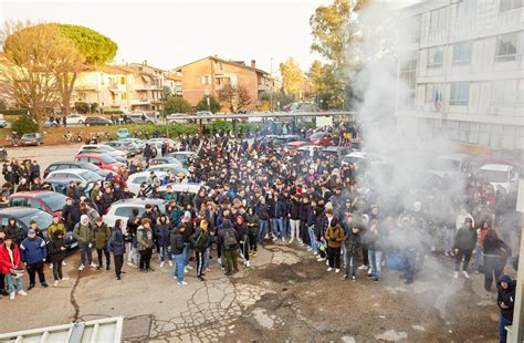 Aule Al Freddo E Infiltrazioni Oltre 300 Studenti In Sciopero Al