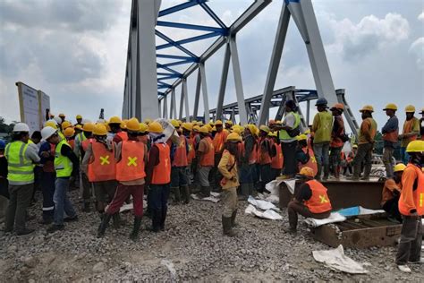 Jembatan Jalur Ganda Kereta Api Di Kertosono Nganjuk Segera Digeser