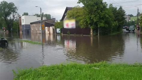 Ulewy W Polsce Najwi Cej Interwencji Na L Sku Zalane Drogi W Sosnowcu