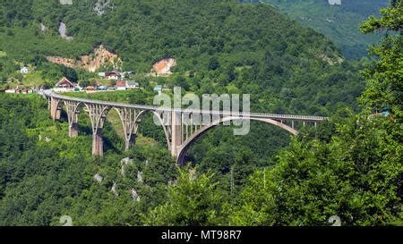 Paisaje De Monta A En Montenegro Durdevica Tara Puente Arco En Las