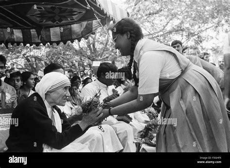 Mother Teresa With Children Stock Photo Alamy