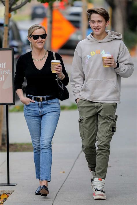 Reese Witherspoon has lunch with her son Deacon Phillippe at Le Pain ...