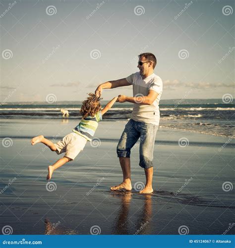 Pai E Filho Que Jogam Na Praia Imagem De Stock Imagem De Amor