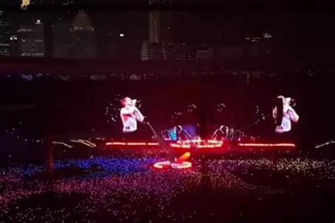 Kemeriahan Konser Musik Coldplay Penantian Penggemar Sejak Sore