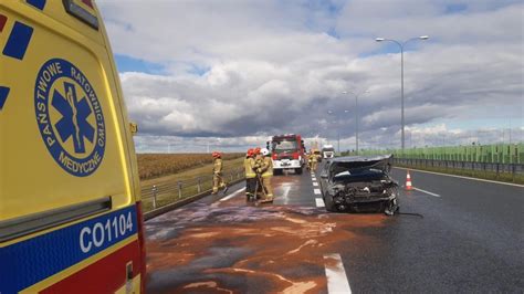 Wypadek Na Autostradzie A Kierowca W Szpitalu Po Uderzeniu W Barierki