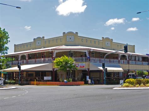 Cairns Pub Experience In Tropical Paradise