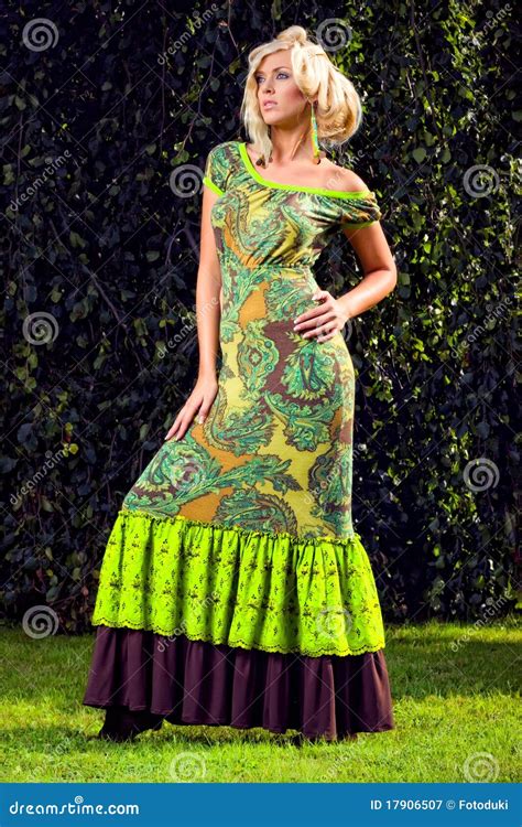 Fille Blonde De Mode Attrayante En Stationnement Image Stock Image Du Charme Nature 17906507