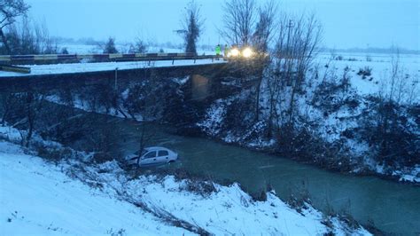 Accident spectaculos la Brezoaele Un șofer băut a intrat cu mașina in