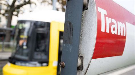 Junge wird in Berlin von Straßenbahn erfasst verletzt