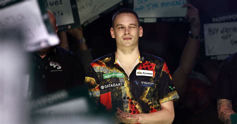 Darts WM Nathan Aspinall schießt vor Achtelfinale gegen Deutschen