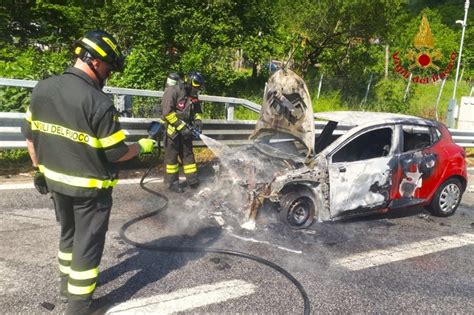 Foto Auto In Fiamme Lungo L A Napoli Canosa Ottopagine It Avellino