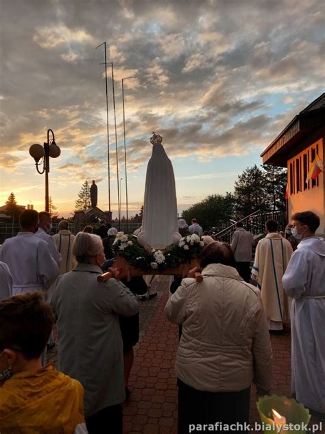 Procesja Maryjna Z R A Cem I Figur Matki Bo Ej Parafia