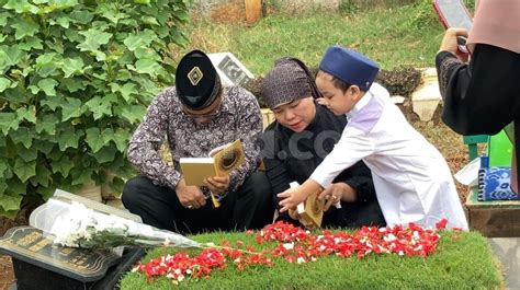 Foto Foto Mengharukan Gala Sky Kunjungi Makam Vanessa Angel Dan Bibi