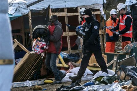 France Calais Des Migrants Se Cousent La Bouche Pour Protester