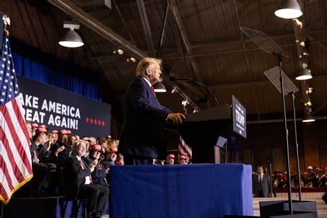 Trump Nation News - Trumps Draws Thousands in New Hampshire