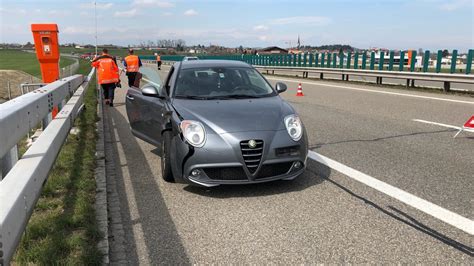 Oberbüren SG Fahrzeug erfasst 2 Personen auf A1