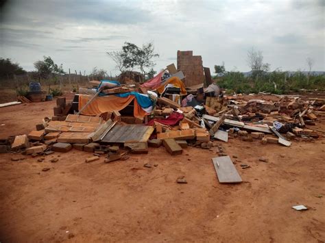 Casas Desabam Ap S Forte Chuva Na Zona Rural De S O Jo O Da Ponte Um