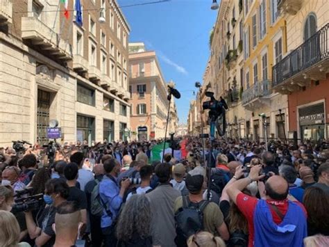 Centrodestra In Piazza Saltano Le Regole Vaffa A Conte