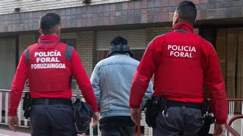 Polic A Foral Detiene A Varias Personas Por Un Hurto En Un