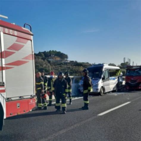 Drammatico Incidente Sulla A12 Un Morto E Otto Feriti Cinque In