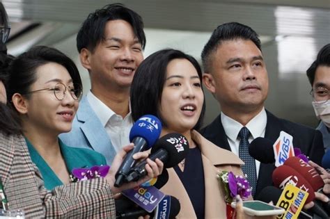 民眾黨新科議員報到！「學姐」總召黃瀞瑩盼爭小黨發言與排案權 風傳媒