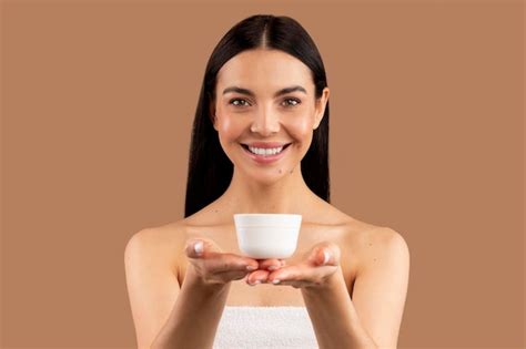 Alegre Y Atractiva Mujer Milenaria Semidesnuda Recomendando Crema