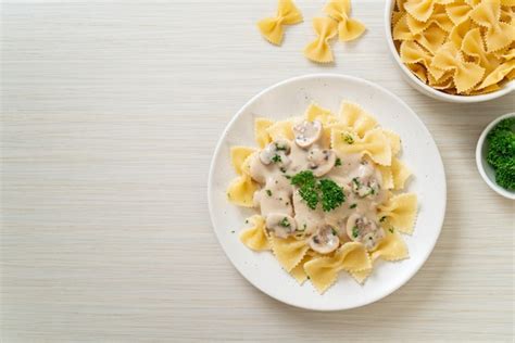 Pasta Farfalle Con Salsa De Crema Blanca De Champi Ones Estilo De