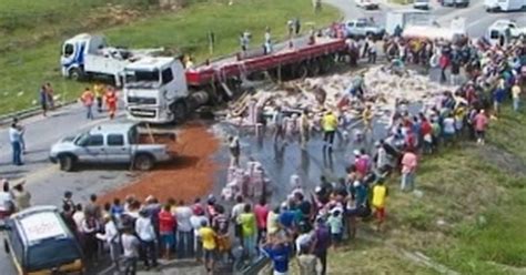 G1 Carreta Tomba E Carga De Cerveja Fica Espalhada Na BR 116 Diz PRF