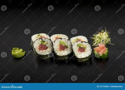 Rolos De Sushi Deliciosos Do Grupo Atum E Abacate Imagem De Stock