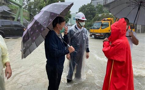 高雄豪大雨！陳其邁急巡岡山、湖內指示加抽水機排水 立委通報彌陀道路積淹水 政治 Newtalk新聞