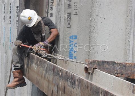 tiang pancang sungai ciliwung antara foto