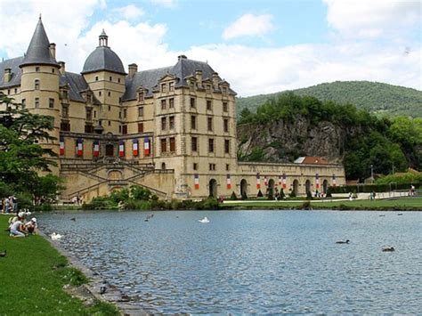 Ce sublime château au jardin remarquable se trouve à côté de Grenoble