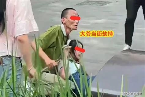 大爷当街持剪刀伤人，路人一铁锹将他脑袋敲懵，警方：算见义勇为