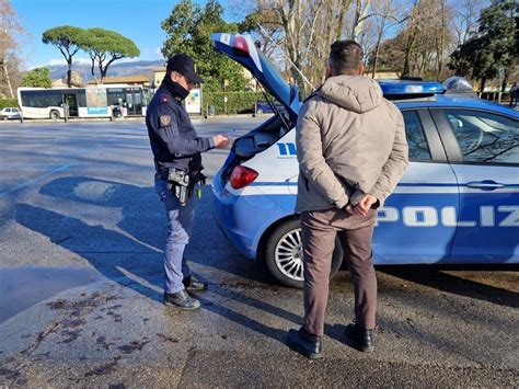 Via Palazzuolo Danneggia Le Auto In Sosta E Poi Ferisce Due Agenti