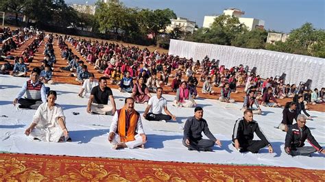 स्वामी विवेकानंद जयंती पर नीमच में सामूहिक सूर्य नमस्कार कार्यक्रम सम्