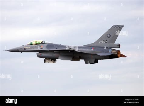 F16 Jet Fighter Hi Res Stock Photography And Images Alamy