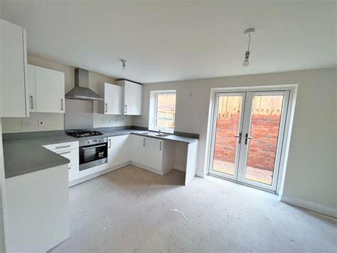 3 bed semi-detached house to rent in Finch Close, Alphington, Exeter