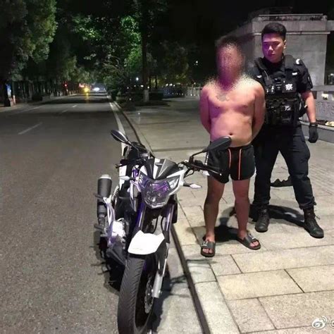 宜宾一男子赤膊飙车，一查发现满身酒气 杨某明