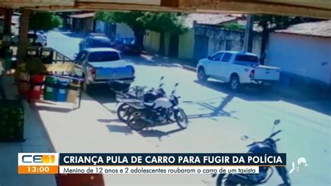 Garoto De Anos Suspeito De Roubar T Xi Pula De Carro Em Movimento