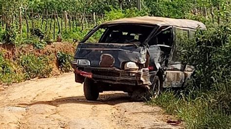 Van Escolar Capota Estudantes A Bordo Em Estrada Vicinal De