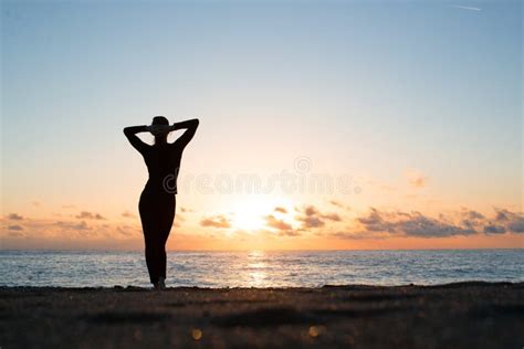 Silhueta De Uma Mulher Na Costa De Mar Imagem De Stock Imagem De