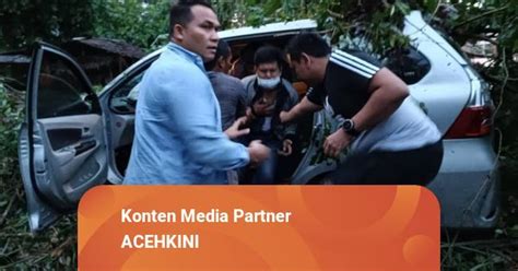 Kecelakaan Tunggal Di Kota Subulussalam Kapolres Evakuasi Sopir Yang